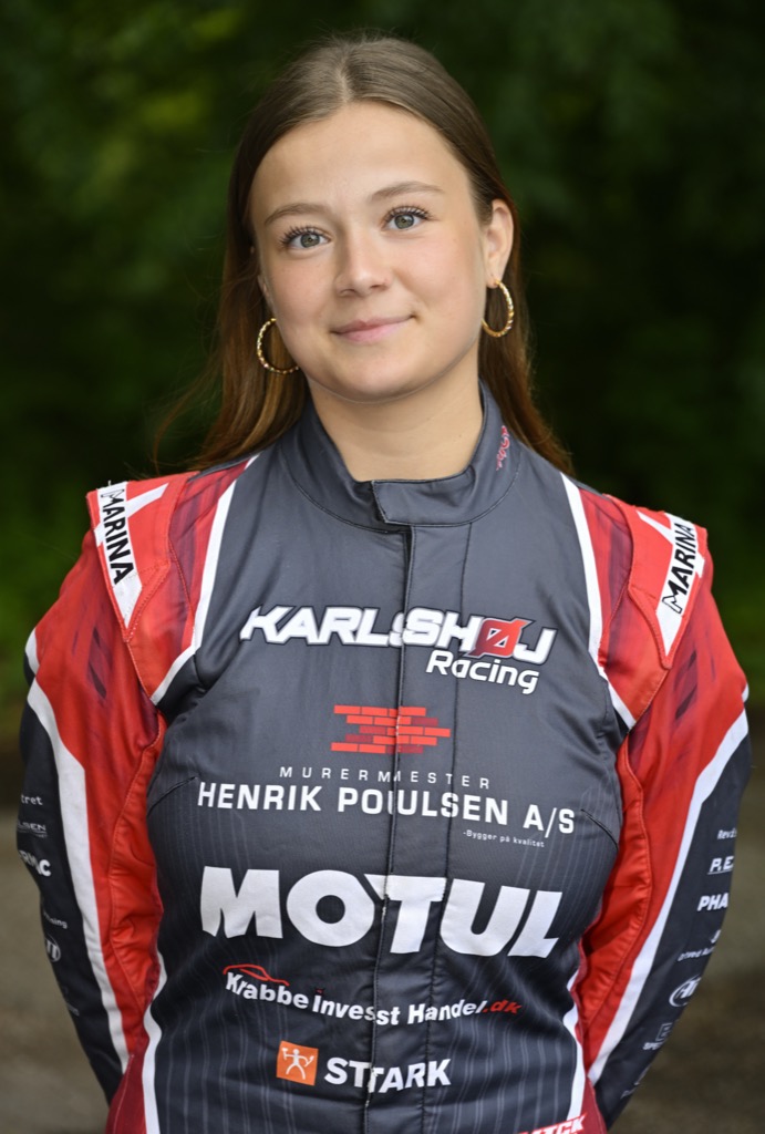 ”Jeg har ansvar for at have styr på tiderne på hastighedsprøverne, og jeg guider Lasse rundt på vejene,” siger Isabell Kvick.
(Foto: Michael Eisenberg)